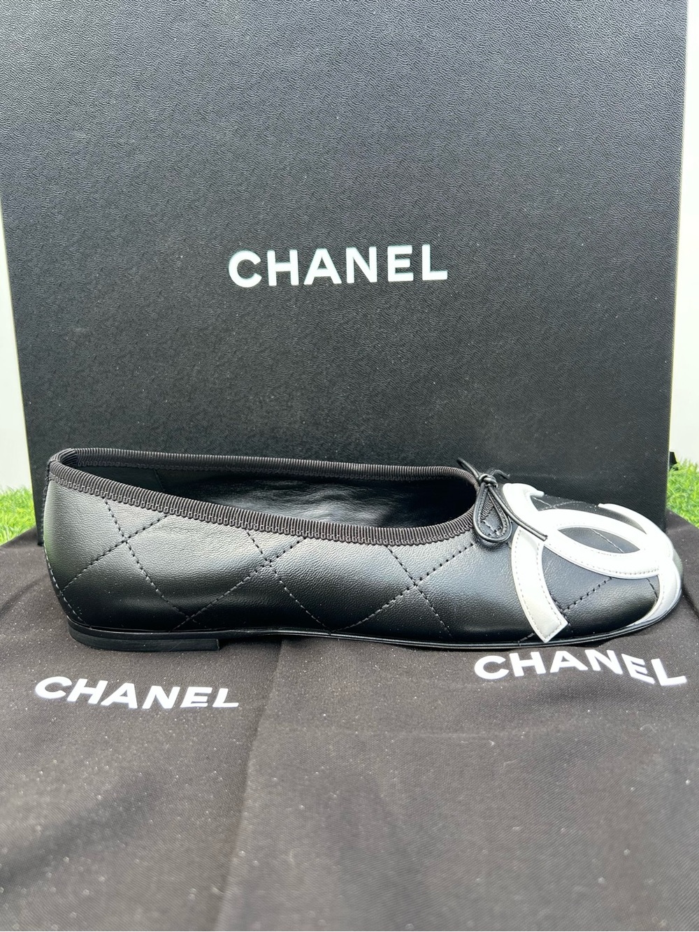 CHANEL CAMBON COCO BEACH 2026M BALLET FLATS BLACK LEATHER LARGE WHITE CC LOGO 38 - Picture 9 of 16